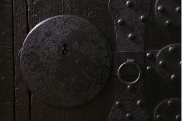 アンティーク家具　明治期　鉄脚リメイク　インダストリアルな雰囲気漂う箪笥ローボード(リビングボード、チェスト)です。