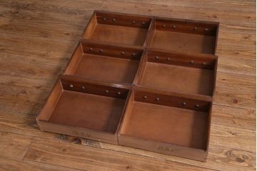 ヴィンテージ家具　イギリスビンテージ　マホガニー材　クラシカルな取っ手がおしゃれな縦型チェスト(サイドチェスト、引き出し)
