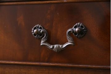 ヴィンテージ家具　イギリスビンテージ　マホガニー材　クラシカルな取っ手がおしゃれな縦型チェスト(サイドチェスト、引き出し)