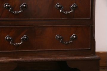 ヴィンテージ家具　イギリスビンテージ　マホガニー材　クラシカルな取っ手がおしゃれな縦型チェスト(サイドチェスト、引き出し)