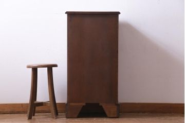 ヴィンテージ家具　イギリスビンテージ　マホガニー材　クラシカルな取っ手がおしゃれな縦型チェスト(サイドチェスト、引き出し)
