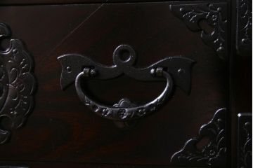 中古　岩谷堂箪笥　No.460　豪華な金具が存在感を放つ中型からくり箪笥(整理箪笥、和タンス)(定価約36万円)
