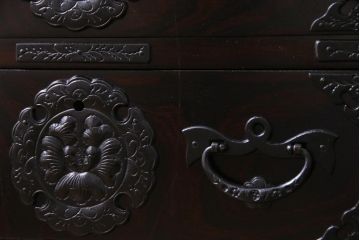 中古　岩谷堂箪笥　No.460　豪華な金具が存在感を放つ中型からくり箪笥(整理箪笥、和タンス)(定価約36万円)