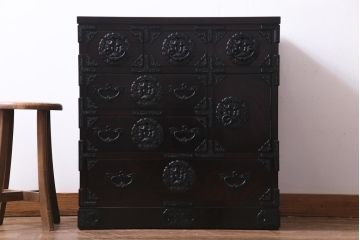 中古　岩谷堂箪笥　No.460　豪華な金具が存在感を放つ中型からくり箪笥(整理箪笥、和タンス)(定価約36万円)