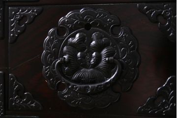中古　岩谷堂箪笥　No.460　豪華な金具が存在感を放つ中型からくり箪笥(整理箪笥、和タンス)(定価約36万円)