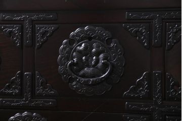 中古　岩谷堂箪笥　No.460　豪華な金具が存在感を放つ中型からくり箪笥(整理箪笥、和タンス)(定価約36万円)