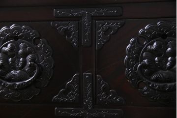 中古　岩谷堂箪笥　No.460　豪華な金具が存在感を放つ中型からくり箪笥(整理箪笥、和タンス)(定価約36万円)