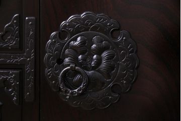 中古　岩谷堂箪笥　No.460　豪華な金具が存在感を放つ中型からくり箪笥(整理箪笥、和タンス)(定価約36万円)