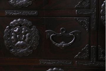 中古　岩谷堂箪笥　No.460　豪華な金具が存在感を放つ中型からくり箪笥(整理箪笥、和タンス)(定価約36万円)
