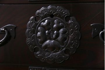 中古　岩谷堂箪笥　No.460　豪華な金具が存在感を放つ中型からくり箪笥(整理箪笥、和タンス)(定価約36万円)