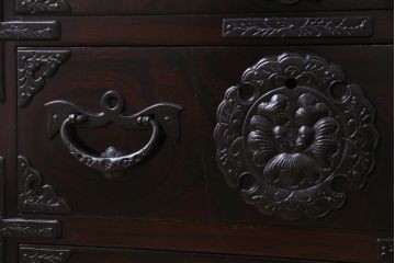 中古　岩谷堂箪笥　No.460　豪華な金具が存在感を放つ中型からくり箪笥(整理箪笥、和タンス)(定価約36万円)