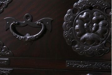 中古　岩谷堂箪笥　No.460　豪華な金具が存在感を放つ中型からくり箪笥(整理箪笥、和タンス)(定価約36万円)