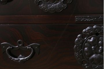中古　岩谷堂箪笥　No.460　豪華な金具が存在感を放つ中型からくり箪笥(整理箪笥、和タンス)(定価約36万円)