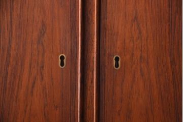 ヴィンテージ家具　北欧ビンテージ　デンマーク製　ローズウッドの美しい木肌が高級感漂うコーナーキャビネット(収納棚、戸棚)