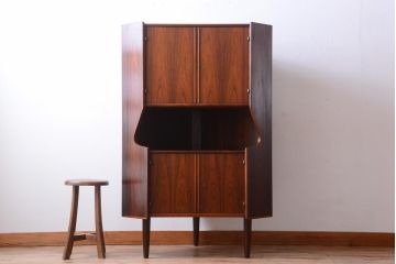 ヴィンテージ家具　北欧ビンテージ　デンマーク製　ローズウッドの美しい木肌が高級感漂うコーナーキャビネット(収納棚、戸棚)
