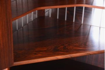 ヴィンテージ家具　北欧ビンテージ　デンマーク製　ローズウッドの美しい木肌が高級感漂うコーナーキャビネット(収納棚、戸棚)