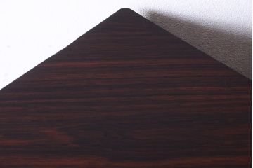 ヴィンテージ家具　北欧ビンテージ　デンマーク製　ローズウッドの美しい木肌が高級感漂うコーナーキャビネット(収納棚、戸棚)