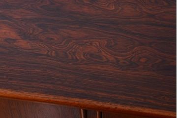 ヴィンテージ家具　北欧ビンテージ　デンマーク製　ローズウッドの美しい木肌が高級感漂うコーナーキャビネット(収納棚、戸棚)