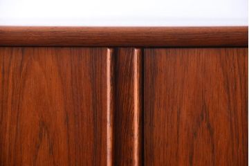 ヴィンテージ家具　北欧ビンテージ　デンマーク製　ローズウッドの美しい木肌が高級感漂うコーナーキャビネット(収納棚、戸棚)