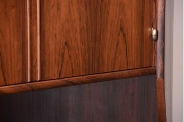 ヴィンテージ家具　北欧ビンテージ　デンマーク製　ローズウッドの美しい木肌が高級感漂うコーナーキャビネット(収納棚、戸棚)