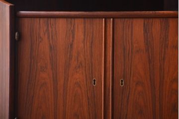 ヴィンテージ家具　北欧ビンテージ　デンマーク製　ローズウッドの美しい木肌が高級感漂うコーナーキャビネット(収納棚、戸棚)