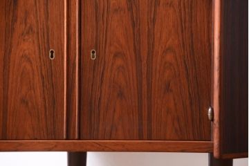 ヴィンテージ家具　北欧ビンテージ　デンマーク製　ローズウッドの美しい木肌が高級感漂うコーナーキャビネット(収納棚、戸棚)