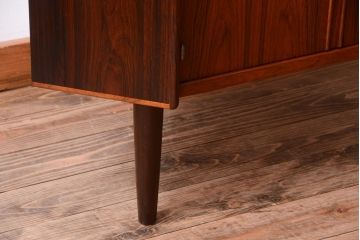 ヴィンテージ家具　北欧ビンテージ　デンマーク製　ローズウッドの美しい木肌が高級感漂うコーナーキャビネット(収納棚、戸棚)
