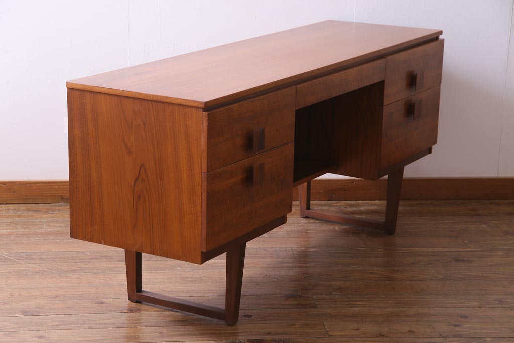 ヴィンテージ家具　北欧ビンテージ　チーク材　木のぬくもり感じるスクエアモチーフのワークデスク(両袖机、在宅ワーク、在宅用)