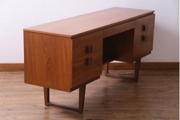 ヴィンテージ家具　北欧ビンテージ　チーク材　木のぬくもり感じるスクエアモチーフのワークデスク(両袖机、在宅ワーク、在宅用)