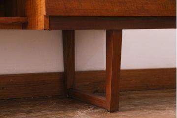 ヴィンテージ家具　北欧ビンテージ　チーク材　木のぬくもり感じるスクエアモチーフのワークデスク(両袖机、在宅ワーク、在宅用)