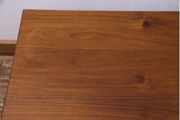 ヴィンテージ家具　北欧ビンテージ　デンマーク　TRIOH社　チーク材　ぬくもり感じる木肌が魅力的なセンターテーブル(ローテーブル)