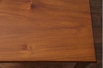 ヴィンテージ家具　北欧ビンテージ　デンマーク　TRIOH社　チーク材　ぬくもり感じる木肌が魅力的なセンターテーブル(ローテーブル)