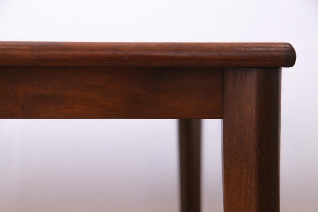 ヴィンテージ家具　北欧ビンテージ　デンマーク　TRIOH社　チーク材　ぬくもり感じる木肌が魅力的なセンターテーブル(ローテーブル)