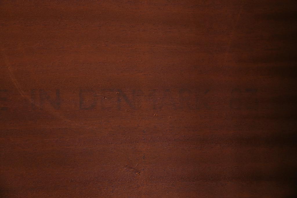 ヴィンテージ家具　北欧ビンテージ　デンマーク　TRIOH社　チーク材　ぬくもり感じる木肌が魅力的なセンターテーブル(ローテーブル)