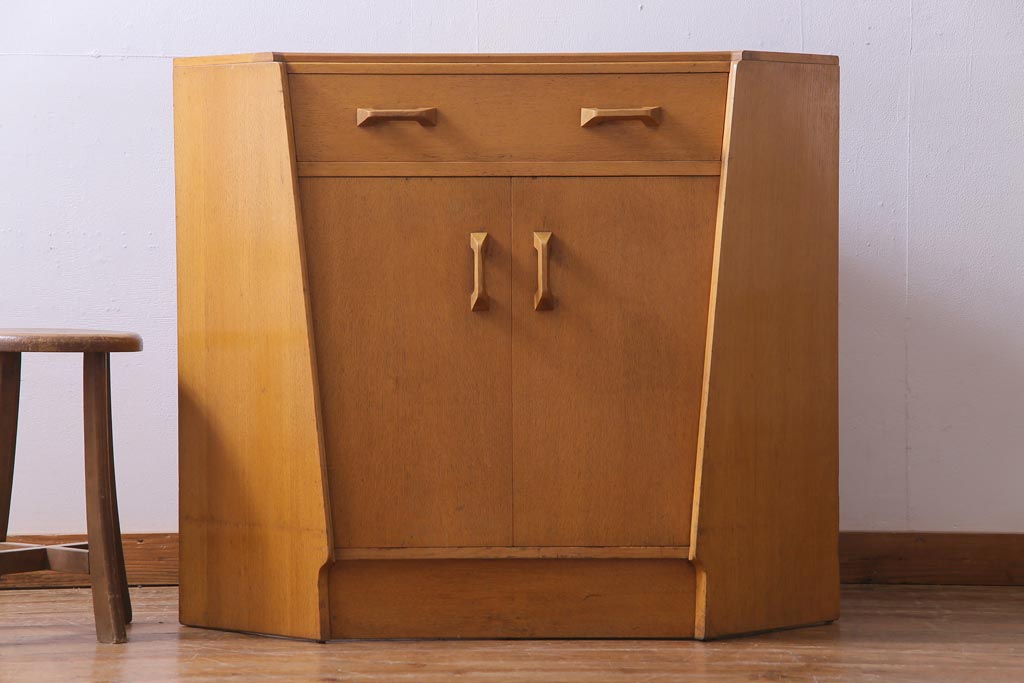 北欧家具　ビンテージ　G-PLAN(ジープラン)　オーク材　ビューローにもなるお洒落なコーナーチェスト(サイドボード)