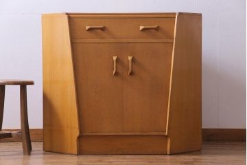 北欧家具　ビンテージ　G-PLAN(ジープラン)　オーク材　ビューローにもなるお洒落なコーナーチェスト(サイドボード)