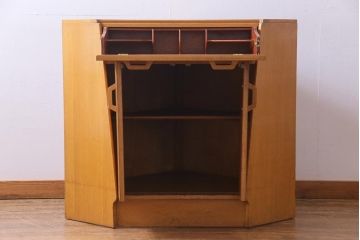 北欧家具　ビンテージ　G-PLAN(ジープラン)　オーク材　ビューローにもなるお洒落なコーナーチェスト(サイドボード)