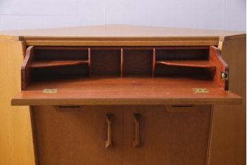 北欧家具　ビンテージ　G-PLAN(ジープラン)　オーク材　ビューローにもなるお洒落なコーナーチェスト(サイドボード)