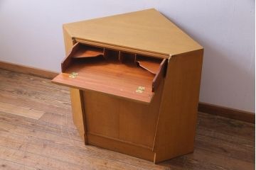 北欧家具　ビンテージ　G-PLAN(ジープラン)　オーク材　ビューローにもなるお洒落なコーナーチェスト(サイドボード)