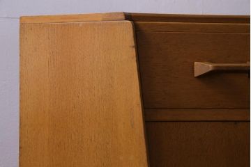 北欧家具　ビンテージ　G-PLAN(ジープラン)　オーク材　ビューローにもなるお洒落なコーナーチェスト(サイドボード)