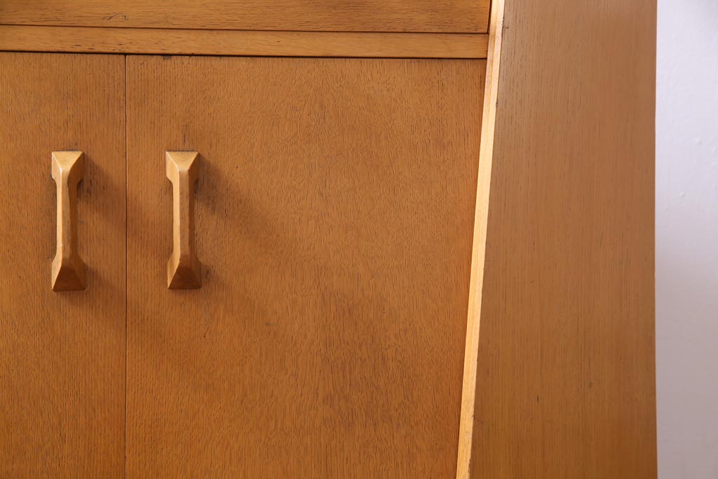 北欧家具　ビンテージ　G-PLAN(ジープラン)　オーク材　ビューローにもなるお洒落なコーナーチェスト(サイドボード)