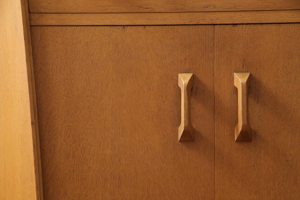 北欧家具　ビンテージ　G-PLAN(ジープラン)　オーク材　ビューローにもなるお洒落なコーナーチェスト(サイドボード)