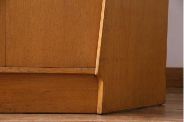 北欧家具　ビンテージ　G-PLAN(ジープラン)　オーク材　ビューローにもなるお洒落なコーナーチェスト(サイドボード)