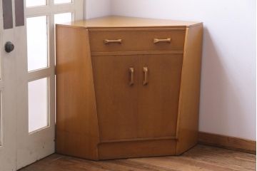 北欧家具　ビンテージ　G-PLAN(ジープラン)　オーク材　ビューローにもなるお洒落なコーナーチェスト(サイドボード)