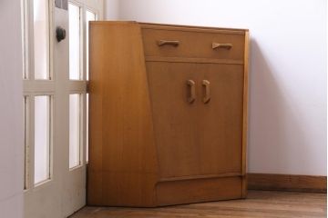 北欧家具　ビンテージ　G-PLAN(ジープラン)　オーク材　ビューローにもなるお洒落なコーナーチェスト(サイドボード)