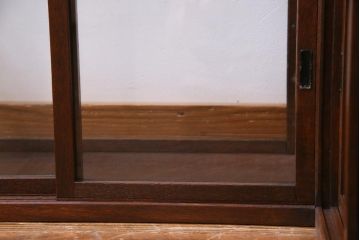 レトロ家具　昭和レトロ　Rガラス　ナラ材の味わいが豊かなL型卓上ガラスケース(ショーケース、陳列棚、店舗什器)