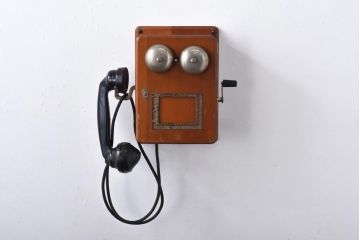 アンティーク雑貨　昭和レトロ　昔懐かしい空間を演出するデルビル磁石式の壁掛け電話機(ディスプレイ)