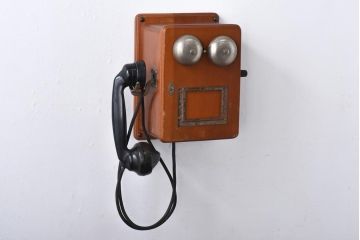 アンティーク雑貨　昭和レトロ　昔懐かしい空間を演出するデルビル磁石式の壁掛け電話機(ディスプレイ)