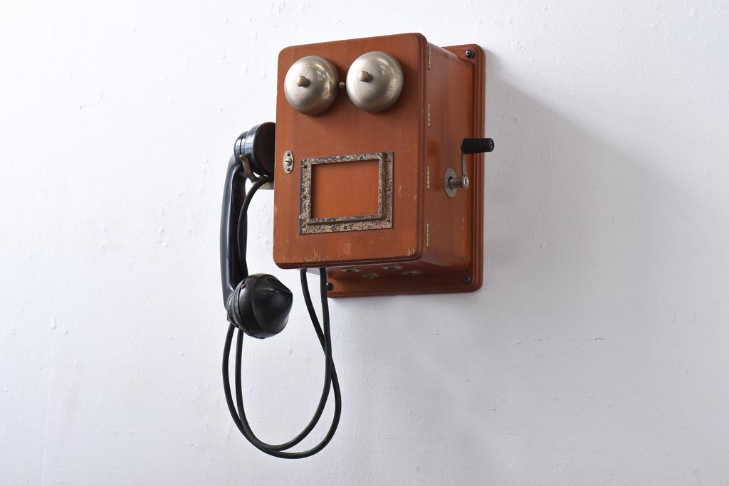 アンティーク雑貨　昭和レトロ　昔懐かしい空間を演出するデルビル磁石式の壁掛け電話機(ディスプレイ)