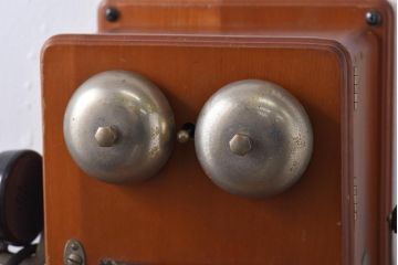 アンティーク雑貨　昭和レトロ　昔懐かしい空間を演出するデルビル磁石式の壁掛け電話機(ディスプレイ)